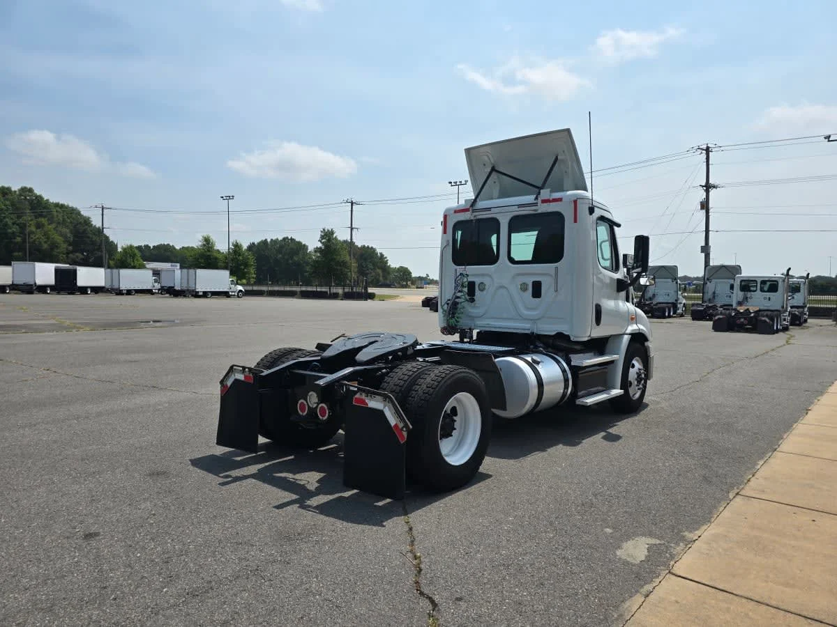 2016 Freightliner Cascadia in North Little Rock, AR — photo 4