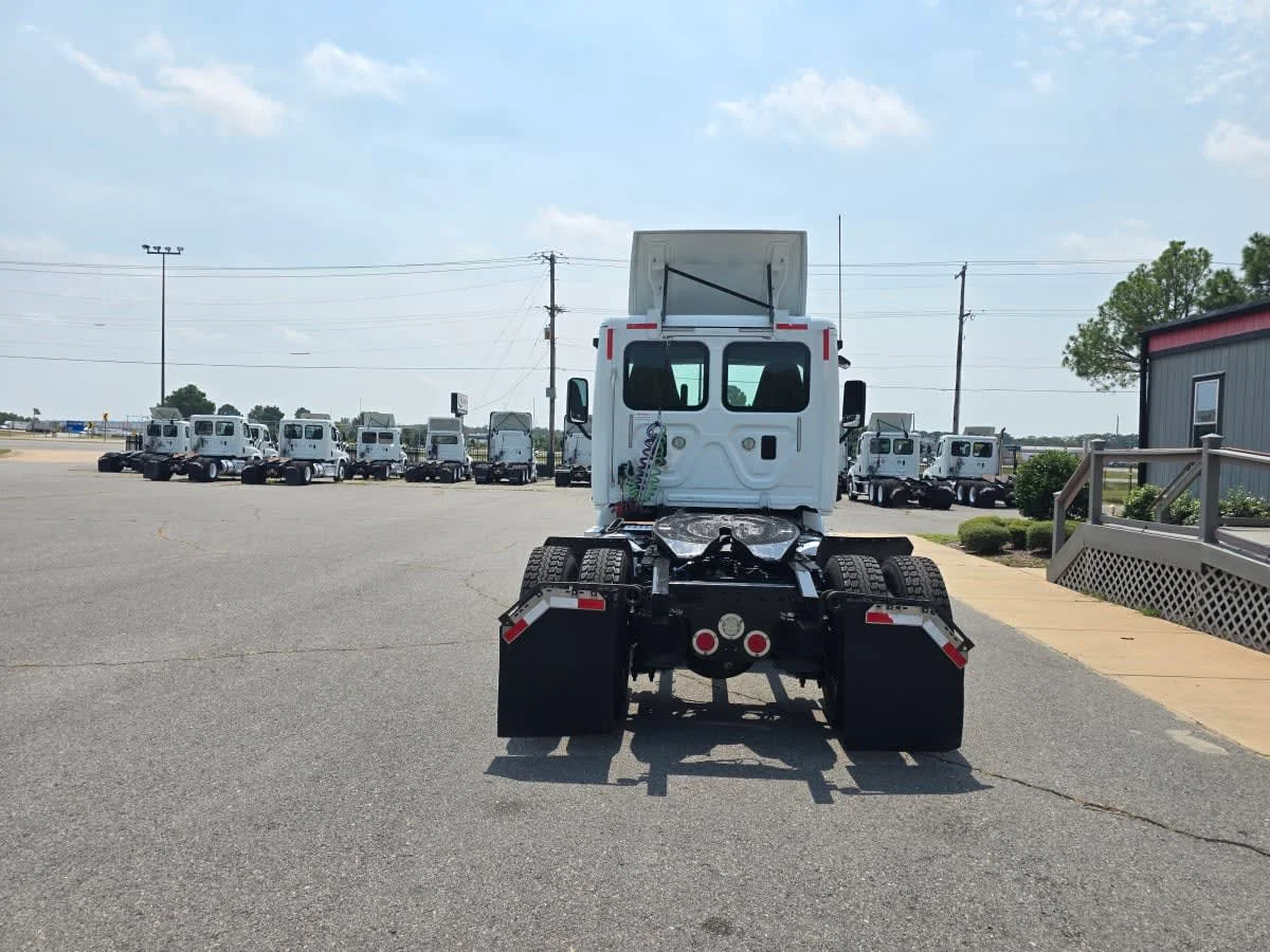 2016 Freightliner Cascadia in North Little Rock, AR — photo 5