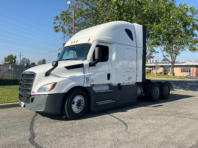 2023 Freightliner Cascadia - image 3