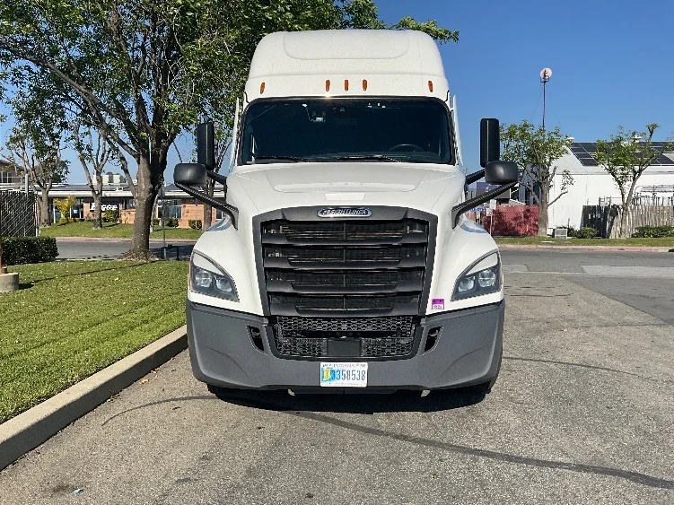2023 Freightliner Cascadia - image 2
