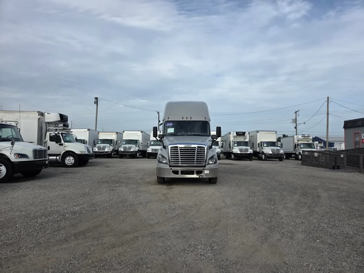 2019 Freightliner Cascadia in St. Rose, LA — photo 2