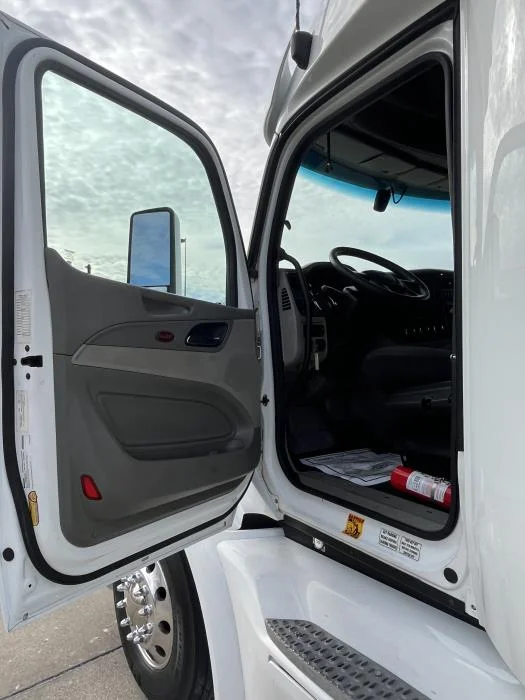 2022 Peterbilt 579 - image 13