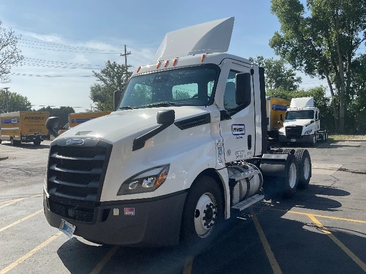 2021 Freightliner Cascadia - image 3