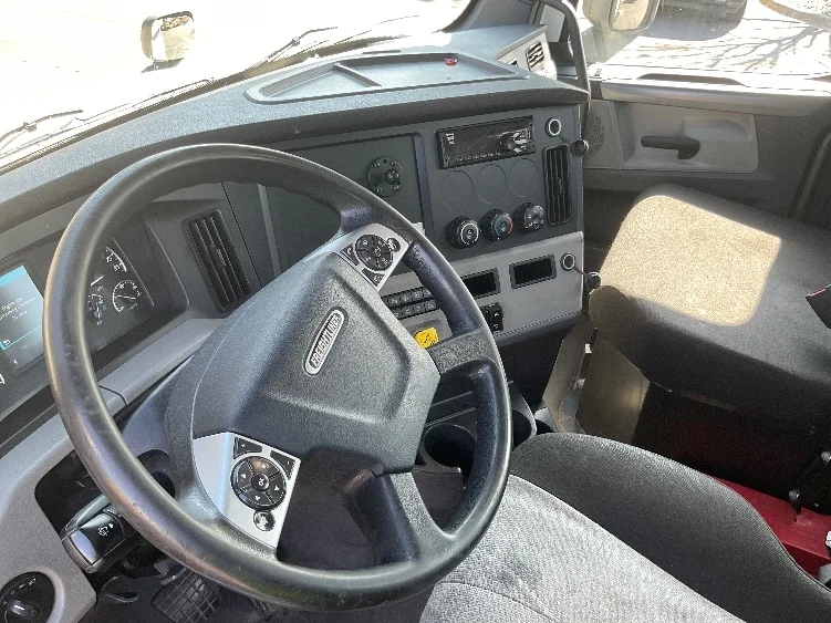 2021 Freightliner Cascadia - image 10