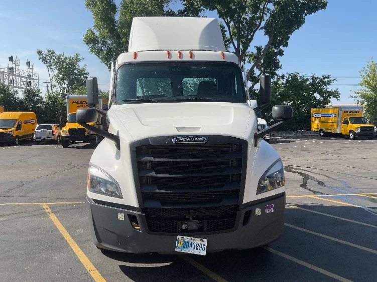 2021 Freightliner Cascadia - image 2