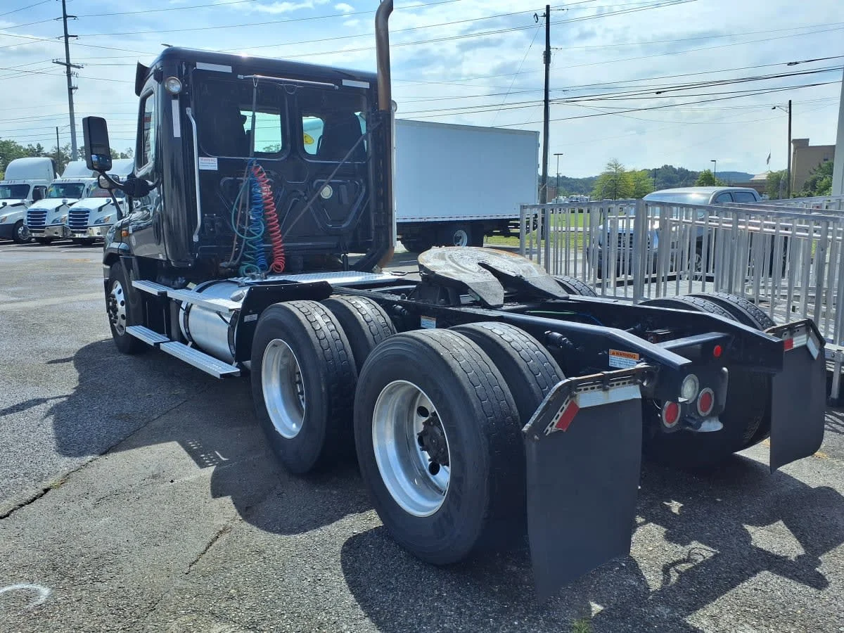 2020 Freightliner Cascadia in Knoxville, TN — photo 6