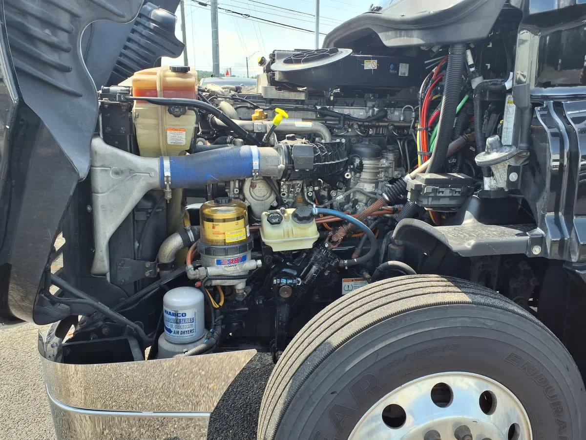 2020 Freightliner Cascadia in Knoxville, TN — photo 8