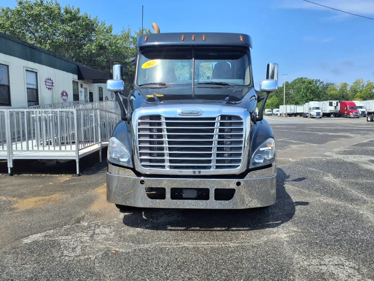 2020 Freightliner Cascadia in Knoxville, TN — photo 2