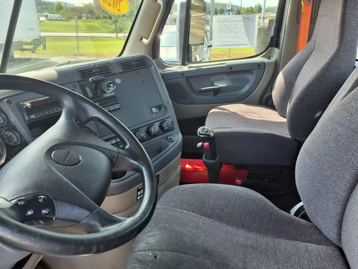 2020 Freightliner Cascadia in Knoxville, TN — photo 7