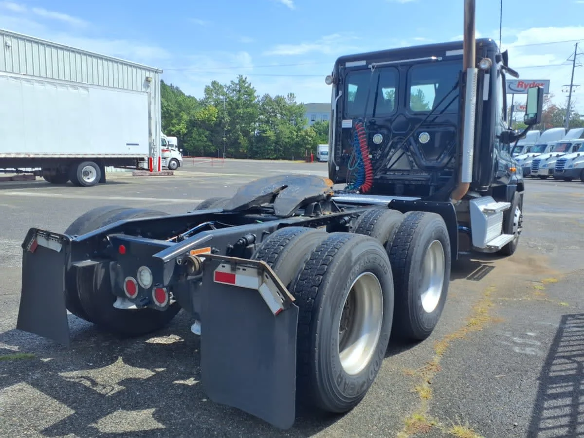 2020 Freightliner Cascadia in Knoxville, TN — photo 4