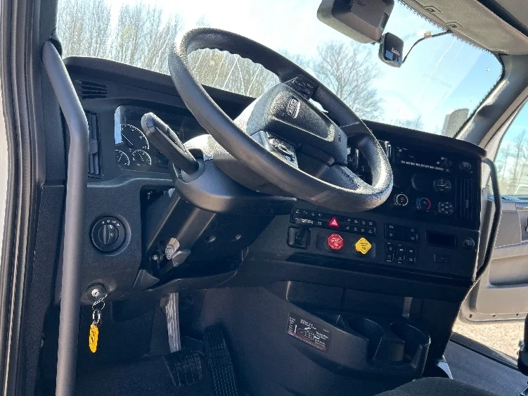 2023 Freightliner Cascadia - image 10