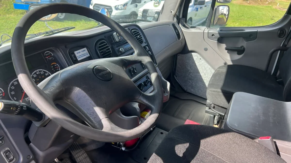 2017 Freightliner M2 106 - image 7