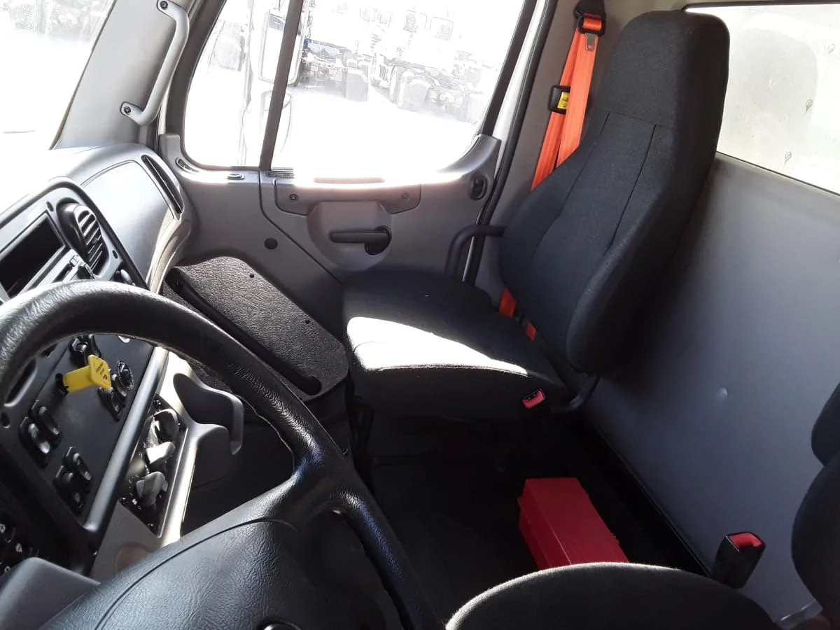 2017 Freightliner M2 106 - image 7