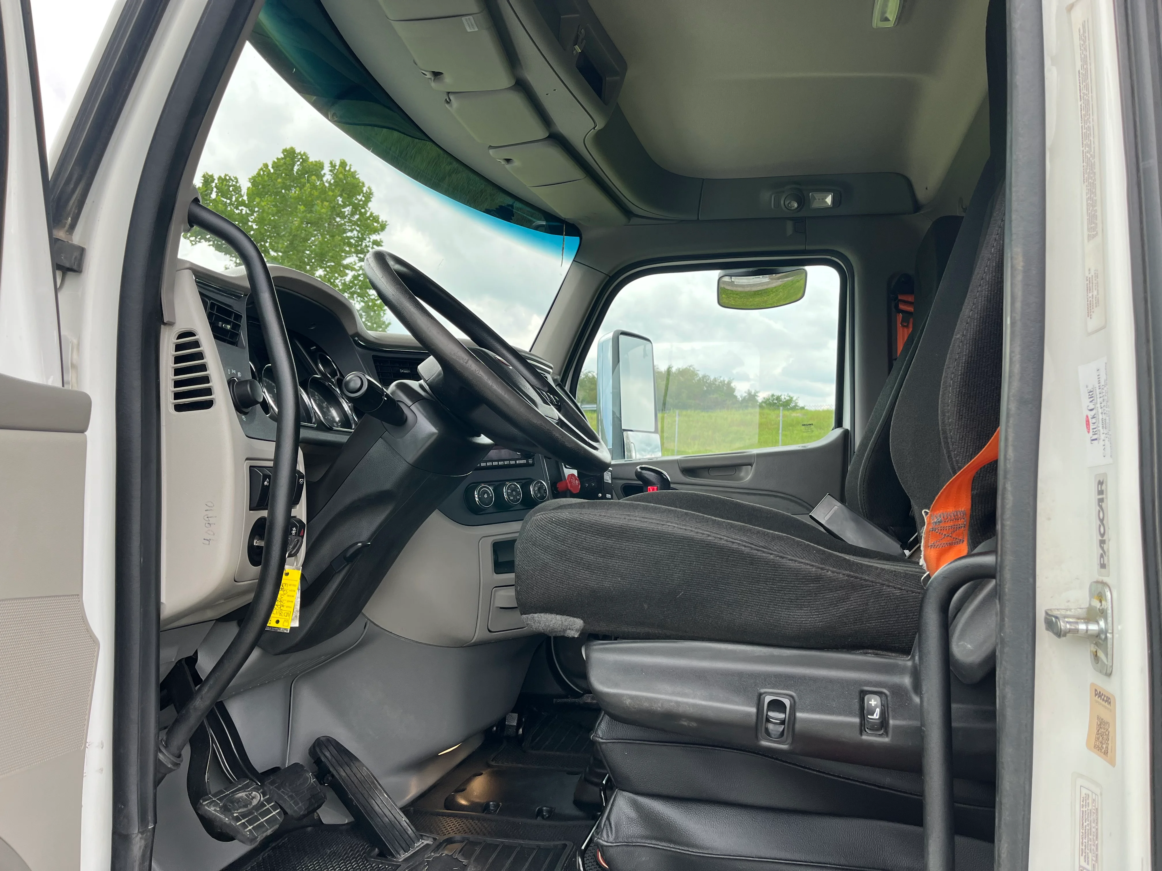 2022 Peterbilt 579 in Uniontown, PA — photo 10