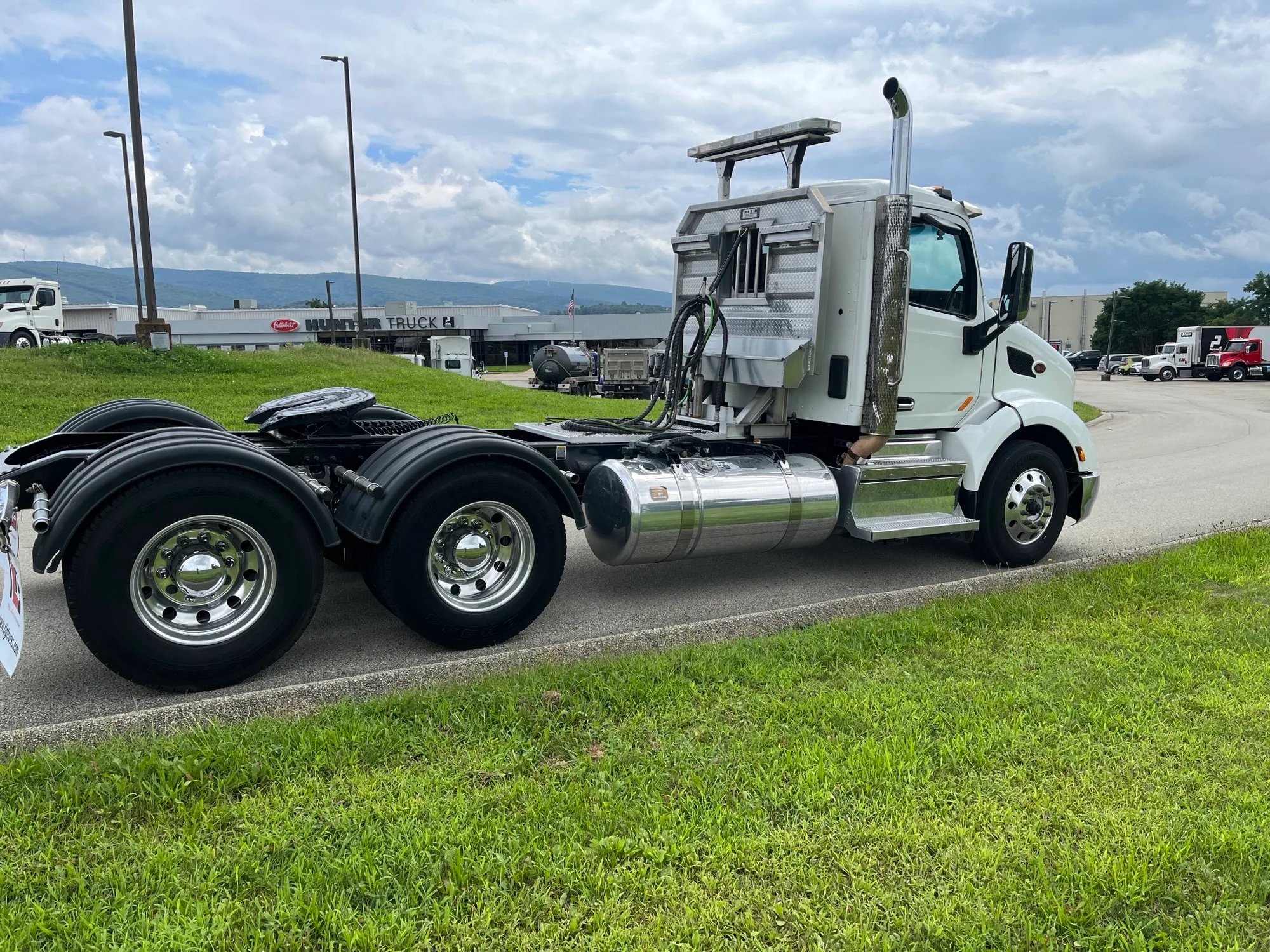 2022 Peterbilt 579 in Uniontown, PA — photo 3