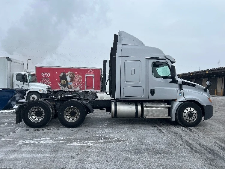 2020 Freightliner Cascadia - image 8