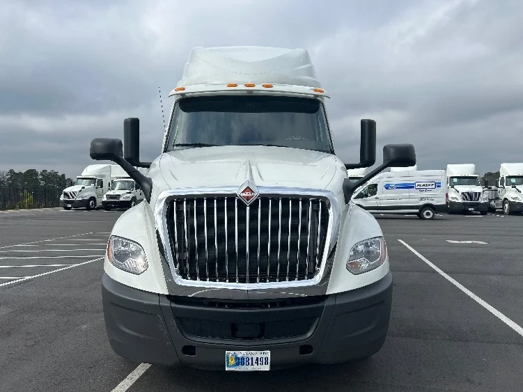 2019 International LT - image 2