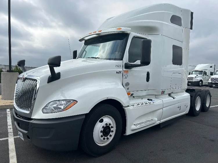2019 International LT - image 3