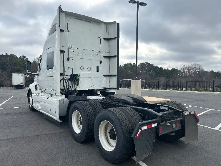 2019 International LT - image 5