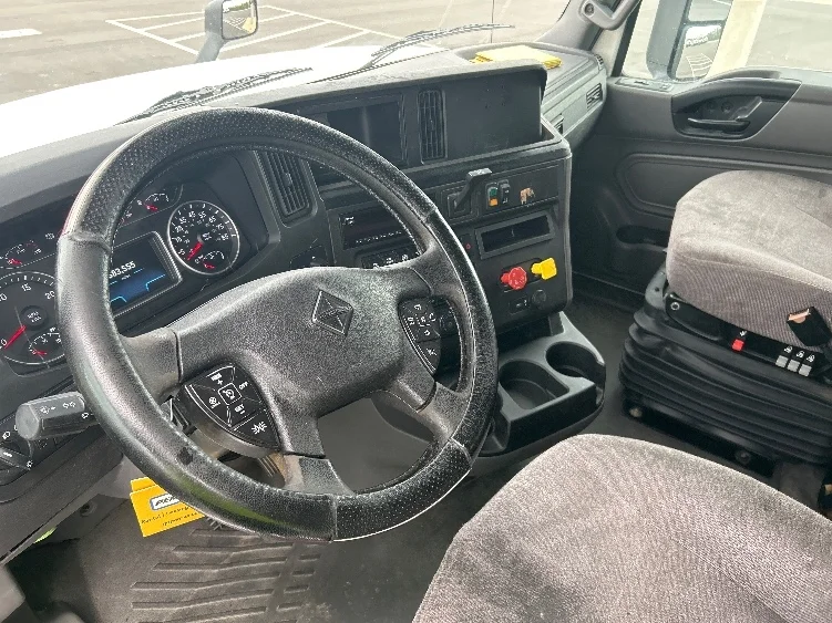 2019 International LT - image 10