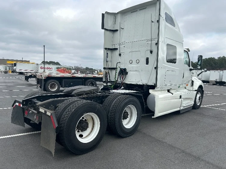 2019 International LT - image 7
