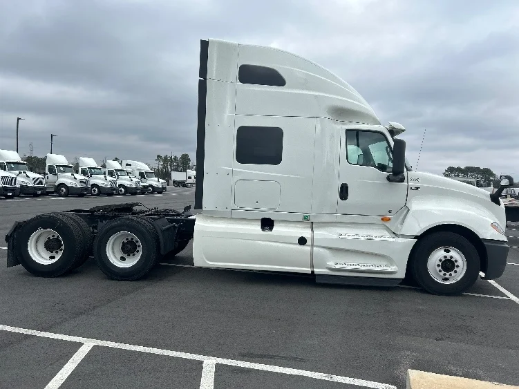 2019 International LT - image 8