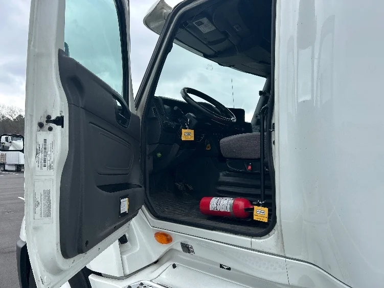 2019 International LT - image 9