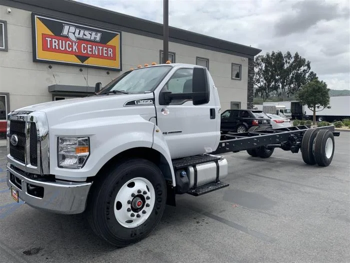 2027 Ford F-650 — photo 2