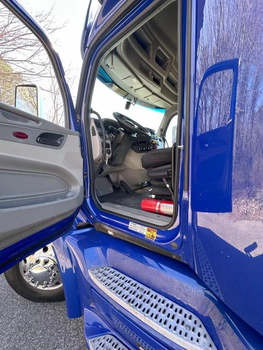 2022 Peterbilt 579 - image 9