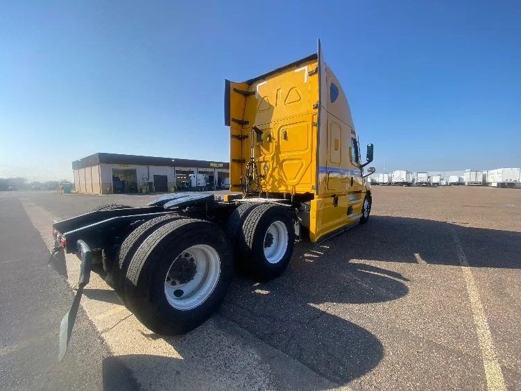 2022 Freightliner Cascadia - image 7