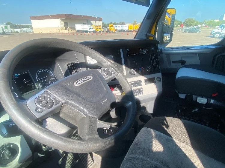 2022 Freightliner Cascadia - image 10