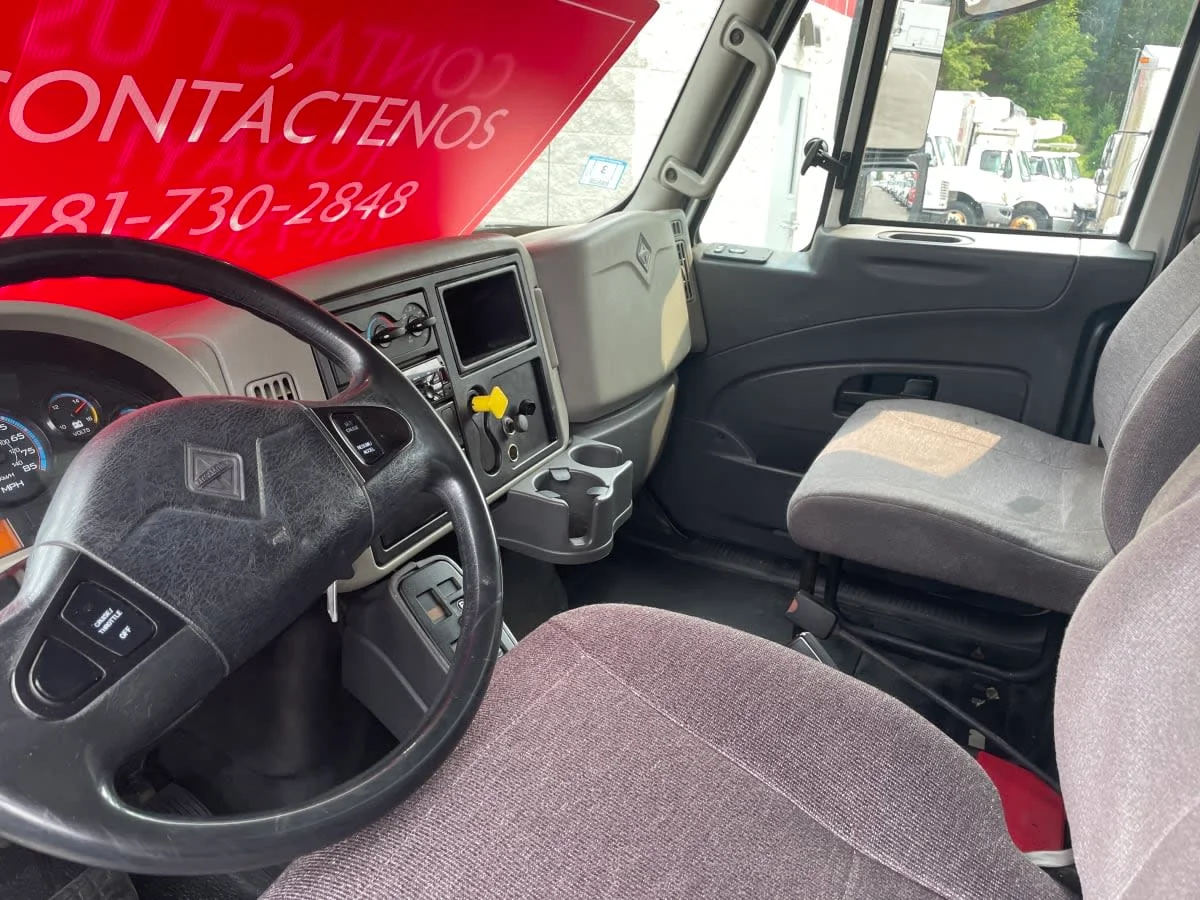 2017 International 4300 - image 7