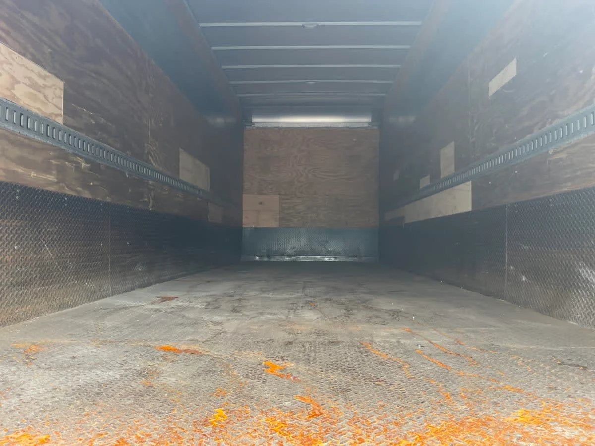 2017 International 4300 - image 8