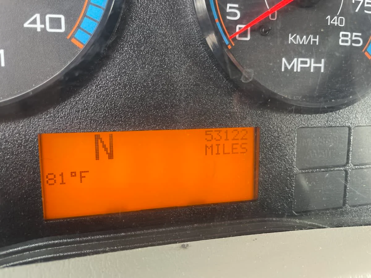 2017 International 4300 - image 10