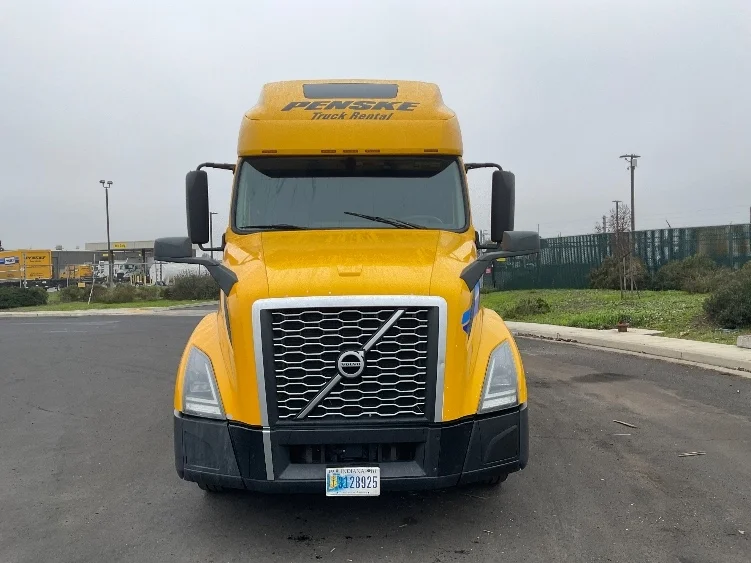 2022 Volvo VNL 760 - image 2