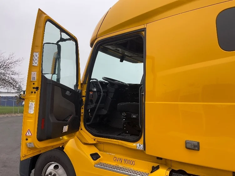 2022 Volvo VNL 760 - image 9