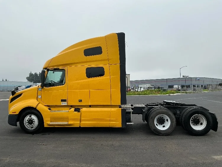 2022 Volvo VNL 760 - image 4