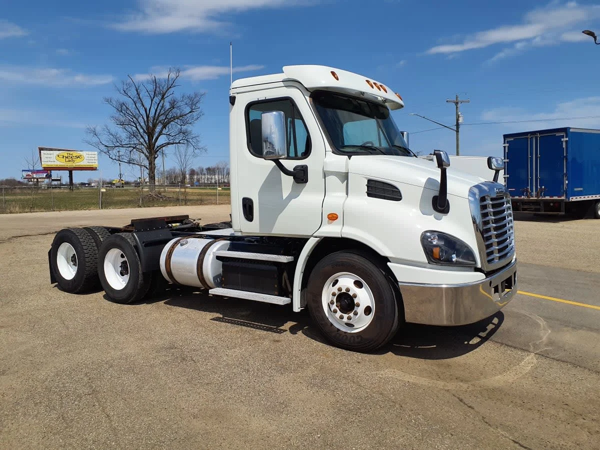 2018 Freightliner Cascadia - image 3