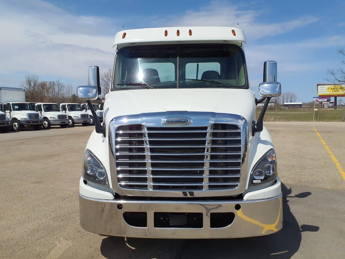 2018 Freightliner Cascadia - image 2