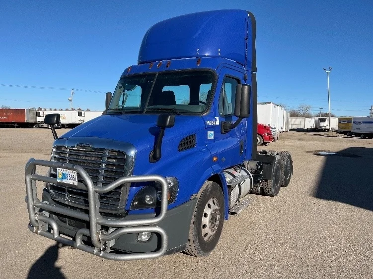 2020 Freightliner Cascadia - image 3