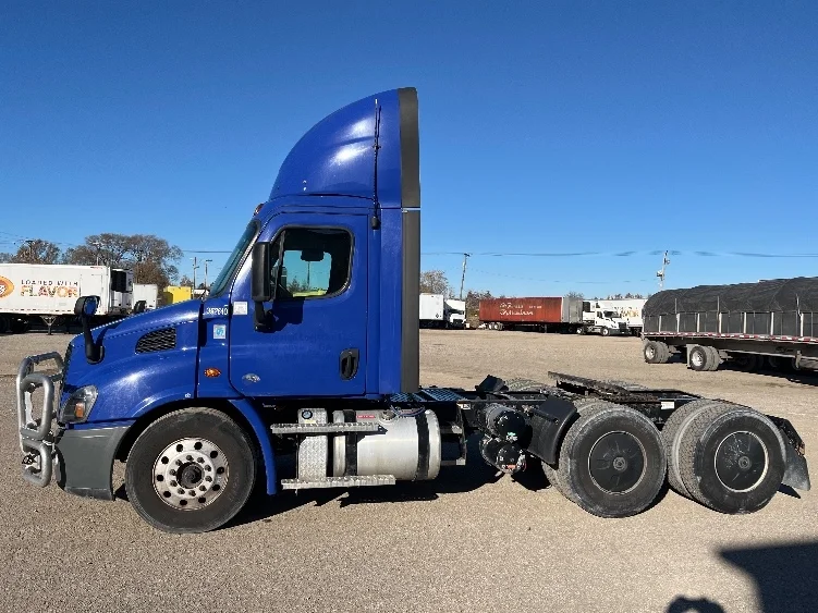 2020 Freightliner Cascadia - image 4