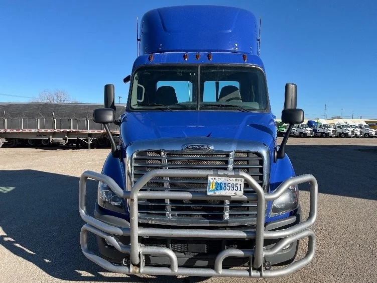 2020 Freightliner Cascadia - image 2
