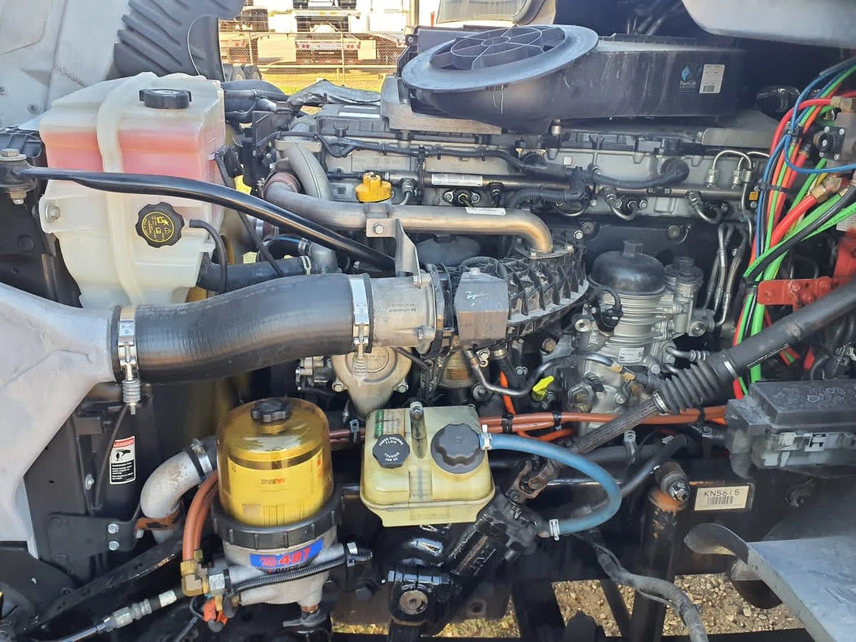 2019 Freightliner Cascadia - image 9