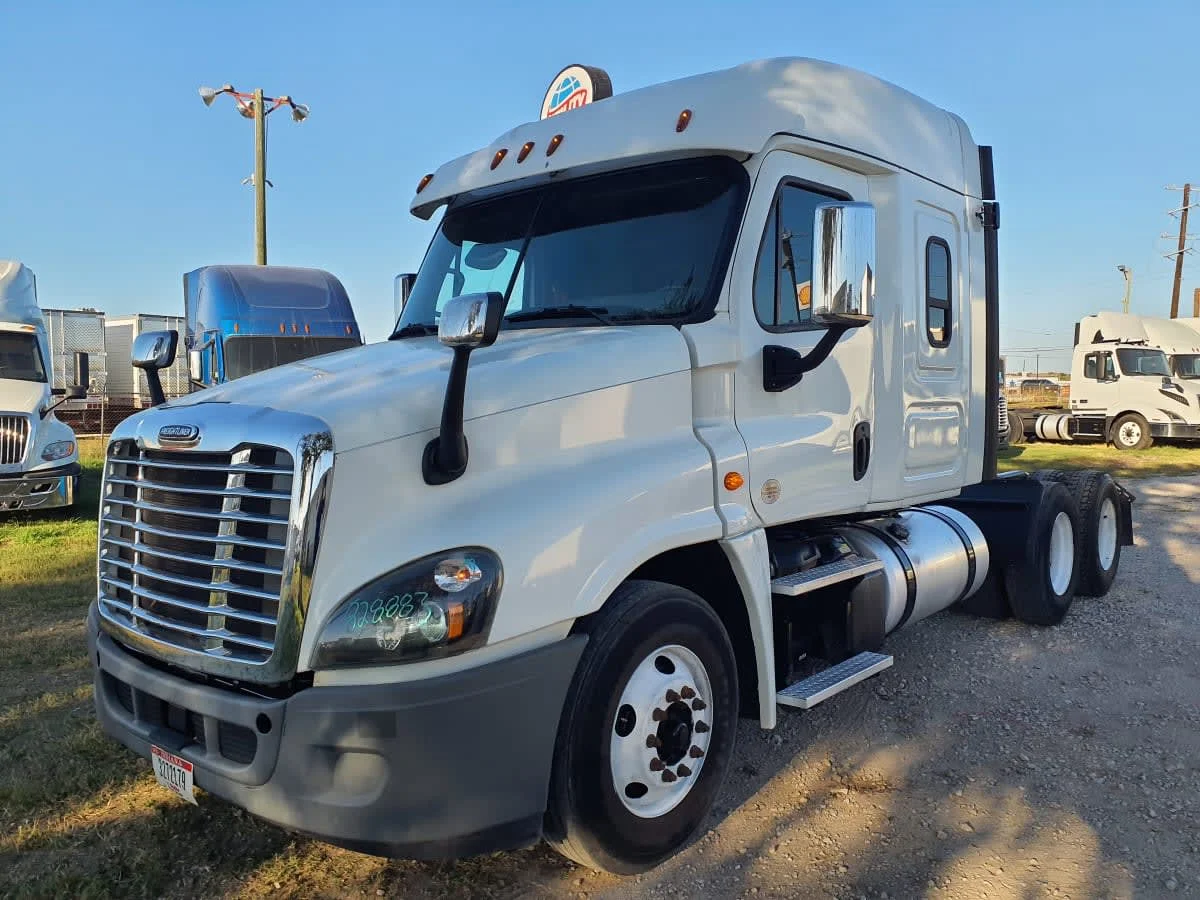 2019 Freightliner Cascadia - image 3