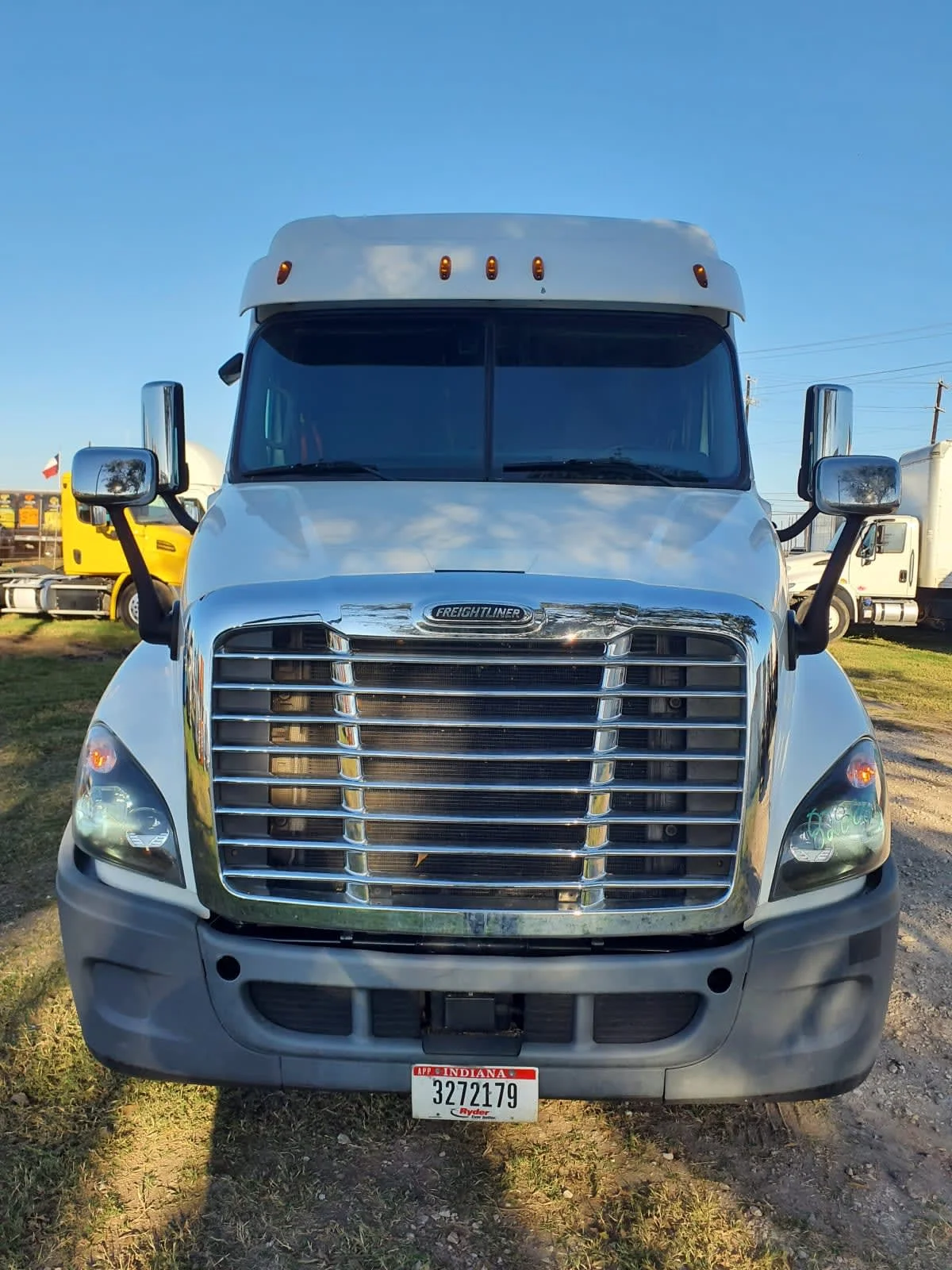 2019 Freightliner Cascadia - image 2