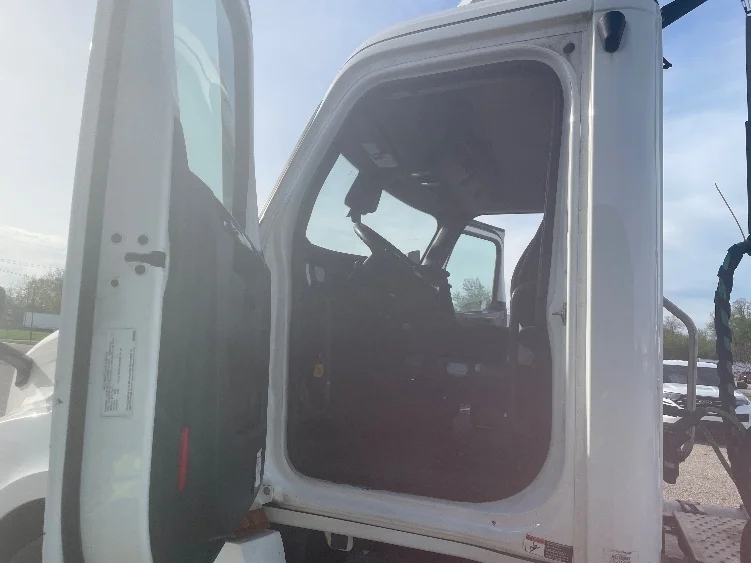 2023 Freightliner Cascadia in Kalamazoo, MI — photo 9