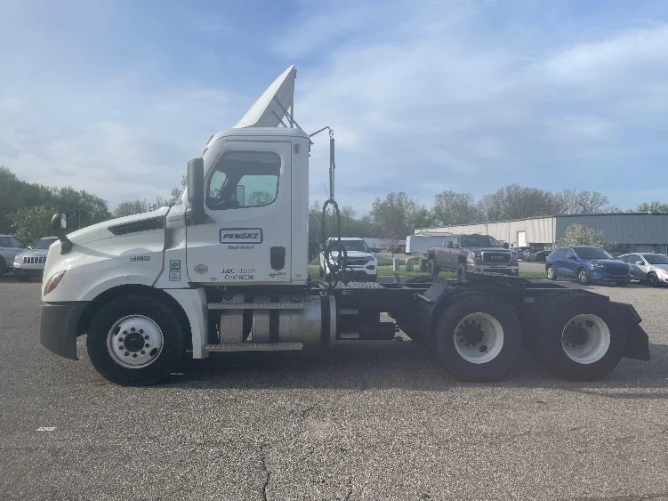 2023 Freightliner Cascadia in Kalamazoo, MI — photo 4