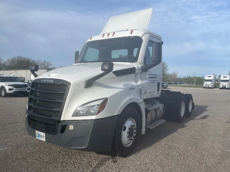 2023 Freightliner Cascadia in Kalamazoo, MI — photo 3