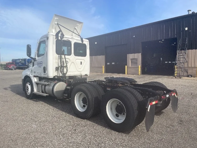 2023 Freightliner Cascadia in Kalamazoo, MI — photo 5
