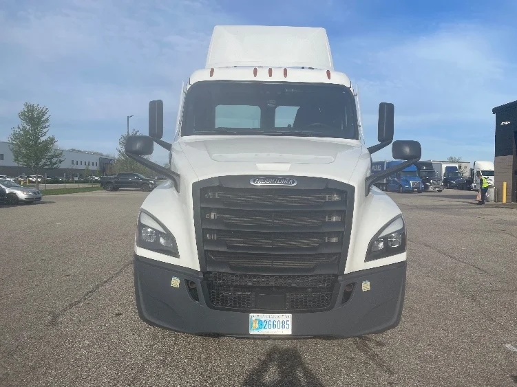 2023 Freightliner Cascadia in Kalamazoo, MI — photo 2